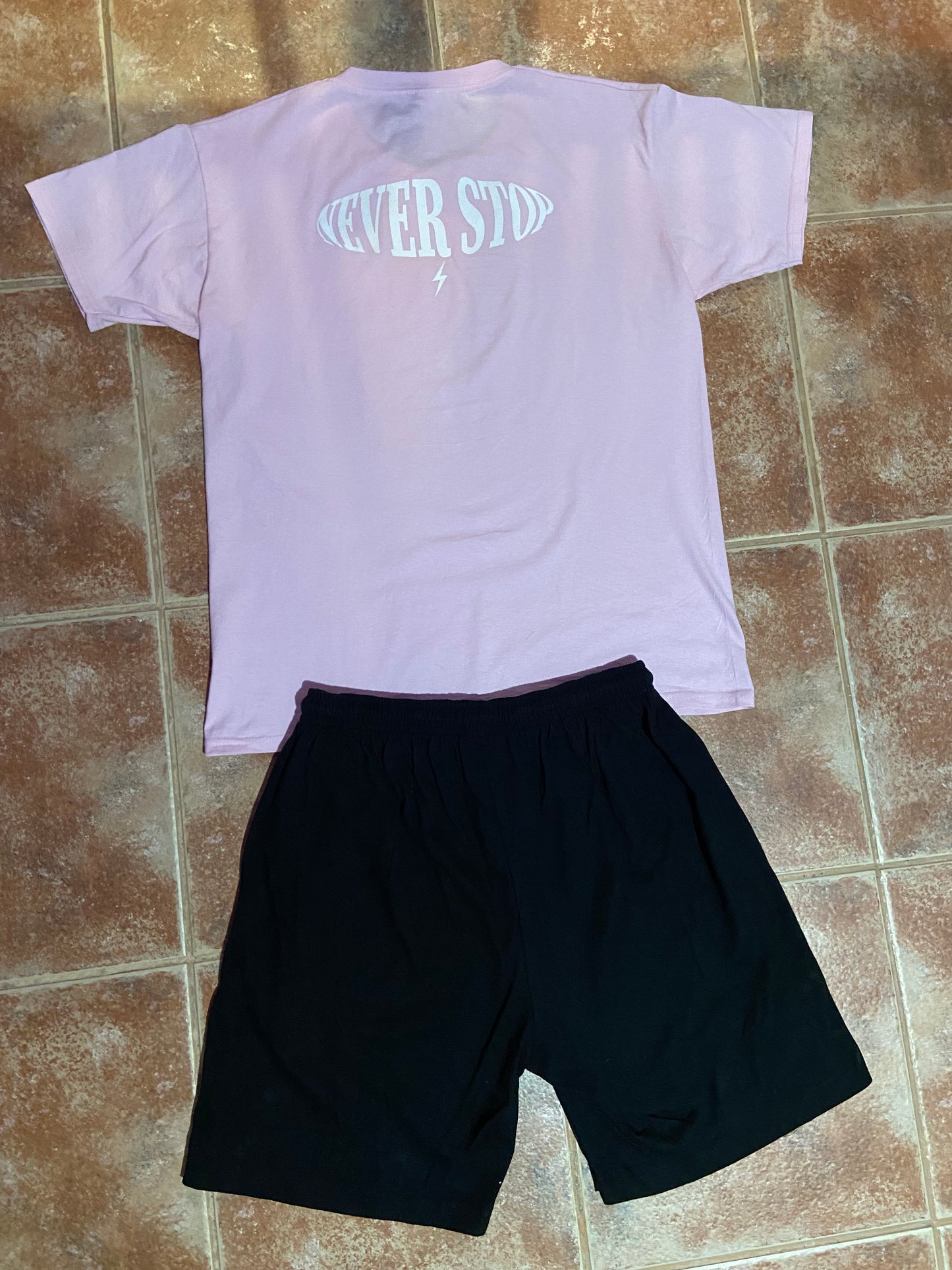 Conjunto NEVER STOP con toque rosado